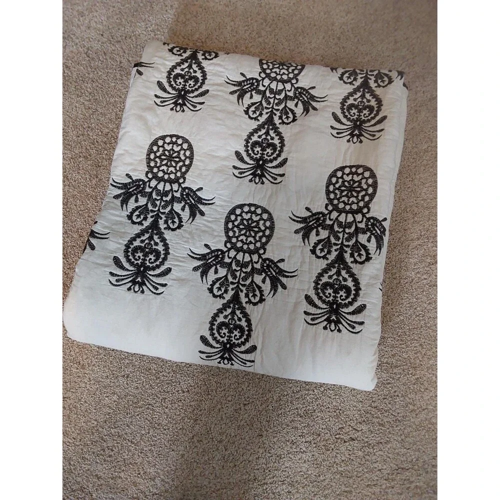 Vintage Black & White Floral Vase Print Quilted Spread